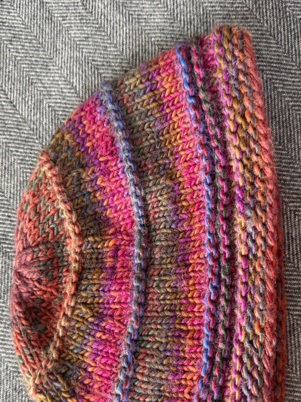NWOT, HANDMADE WITH BEAUTIFUL FALL COLORS, A KNITTED HAT